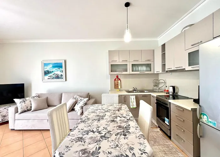 Blue Horizon Seaside Gem شقة فلورا